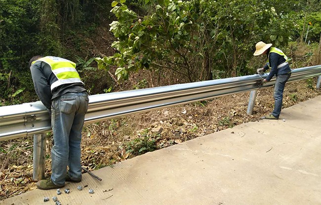 宁波高速公路护栏的定期维护与保养